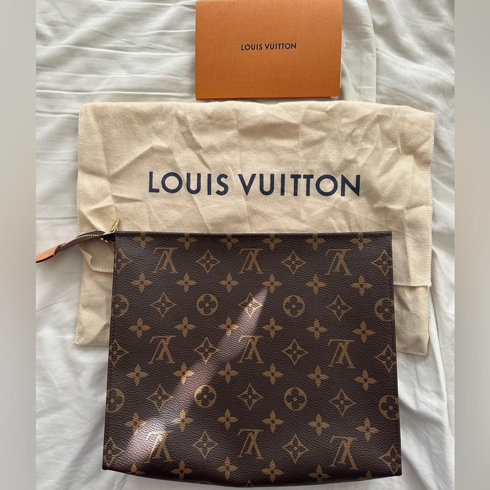 LV Toiletry 26